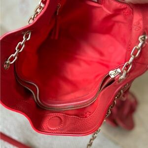 Tory Burch gold chain strap, w/gold emblem Poppy purse & sandals size 6. Worn 2x